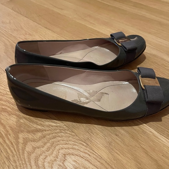 Classic grey Ferragamo varina flats - Picture 2 of 4